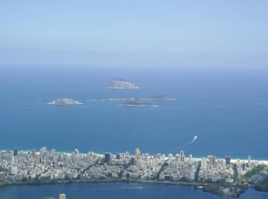 Ipanema ve göl Rodrigo de Freitas Corcovado, Rio de Janeiro, Brezilya için gelen. Atlantik Okyanusu ile Cagarras Adaları'nda arka plan. Deniz manzarası ve cityscape şaşırtıcı bu Güney Amerika seyahat hedef.