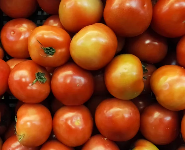 Group Red Orange Tomatoes Stacked Supermarket Shelf Bright Delicious Juicy — Stock Photo, Image