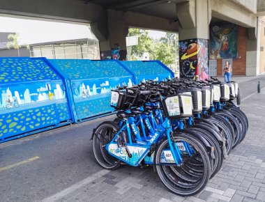 Encicla, kentsel kamu bisiklet Medellin, Kolombiya. Metro, otobüs ve bisiklet sistemi. Hava kirliliğinin azaltılması ile sürdürülebilir, çevre yeşil ve ekolojik hareketlilik.