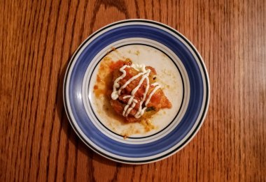 Geleneksel Meksika yemeği, sopes üst görünümünü. Soğan, jalapeno, biber, fasulye, peynir, domates, papaz etin üzerine tipik tortilla