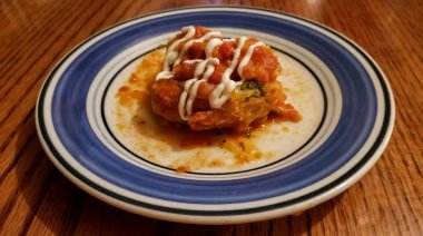 Sopes adı verilen geleneksel Meksika yemeği yemek. Soğan, jalapeno, biber, fasulye, peynir, domates, papaz etin üzerine geleneksel tortilla