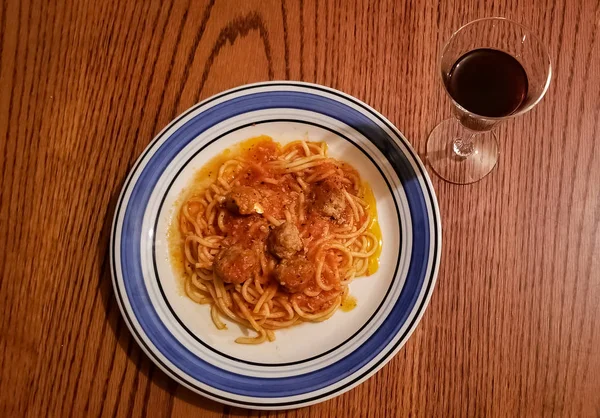 Pyszne Spaghetti Makarony Sosem Pomidorowym Bolognese Klopsiki Białej Płytce Przy — Zdjęcie stockowe