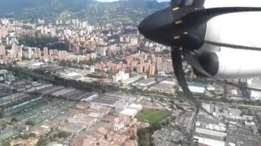 Medellin güzel Kolombiya şehir uçaktan görüntüleyin. Yerel Medellin havaalanında binalar, metro ve nehir üzerinde uçan sonra iniş. Hafif uçak ile pervaneleri.