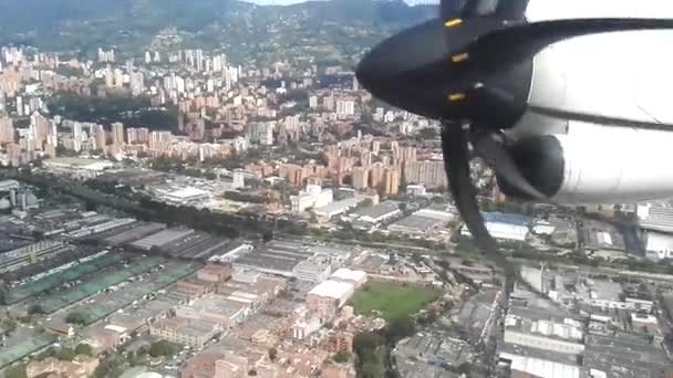 Θέα Από Αεροπλάνο Του Όμορφη Κολομβιανή Πόλη Του Μεντεγίν Προσγείωση — Αρχείο Βίντεο