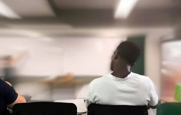 Afrikanisch Amerikanischer Student Der Auf Eine Klasse Einer Schule Oder — Stockfoto