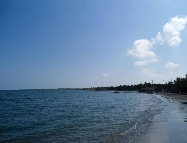 Mavi Okyanus Sakin Dalgalar Ile Beyaz Bir Paradisiac Plaj Görünümünü — Stok fotoğraf