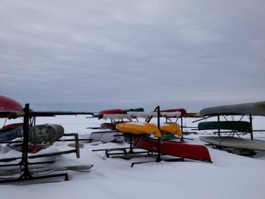 Göl donmuş gibi tekneler baş aşağı kış sezonunda Park