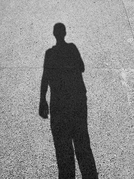 Μαύρο Επίμηκες Σκιά Ενός Ατόμου Ένα Πάτωμα Χώμα Σιλουέτα Ενός — Φωτογραφία Αρχείου
