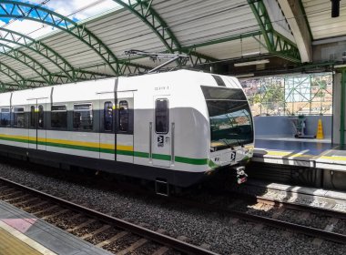 Bir yolcu panosuna bekleyen istasyonları durdu ayrıntılı bir metro tren aracın Medellin Metro (Kolombiya).