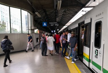 Bitirim ikili girme ve tren hareket Medellin'de Metro yolcuların taşıma sistemi endüstriyel istasyonunda bulunan