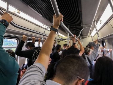 Medellin Metro, Kolombiya metro arabanın iç. İnsanlar oturma veya ayakta ile kalabalık. 