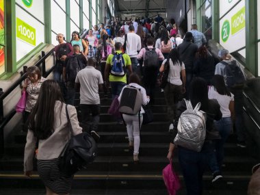 Acele saat, bir metro metro istasyonu terk insan kalabalığı. Toplu toplu taşıma gösterimi.