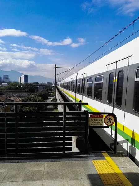 Metrô Medellín Colômbia Vista Chegada Trem Partir Plataforma Uma Das — Fotografia de Stock