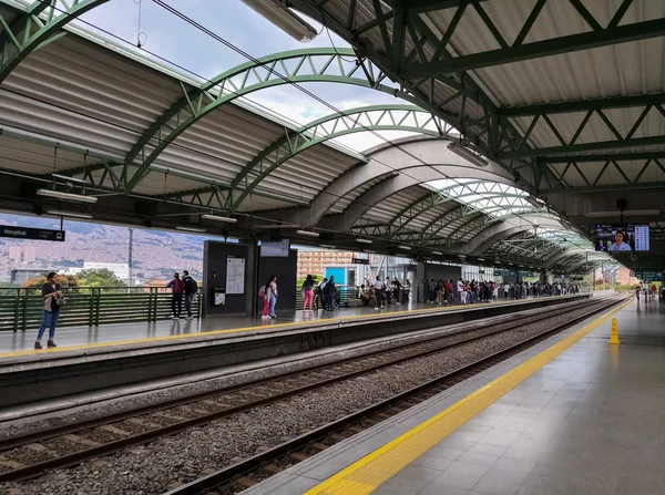 Plataforma Estación Hospitalaria Del Metro Elevado Medellín Colombia Pasajeros Esperando — Foto de Stock