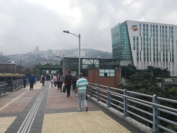 People Walking Access Bridge Industriales Metro Station Medellin Colombia Cloudy — Stock Photo, Image