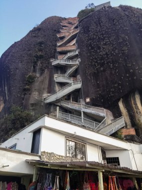 Guatape Rock, El kalem de Guatape. El Peol taş veya La Piedra de El Peol. Landmark inselberg ve monolith: Antioquia, Colombia. Ayrıntı merdiven top of Rock'tan önde gelen turizm sitesi.