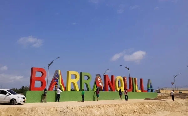 Вивіска Словом Баранкілья Місто Колумбії Туристи Спостерігаючи Місцем Будуть Парк — стокове фото