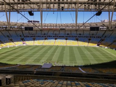 Maracana Stadı, Rio de Janeiro şehrine, Brezilya. Ayrıntı futbol sahası, renkli boş tribün ve modern çatı yapısı.