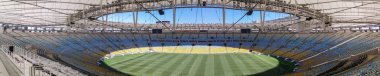 Rio de Janeiro, Brezilya; 11/18/2014: panoramik Maracana Stadı, şehir, Rio de Janeiro, Brezilya bulunan görkemli futbol stadyumu. Tribün, hem de futbol yeşil alan ve modern çatı tam görünümünü.