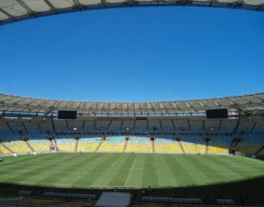 Görkemli Maracana Stadı, içinde güzel şehir, Rio de Janeiro, Brezilya. Yeşil oyun alanı ve güneşli mavi parlak detay.