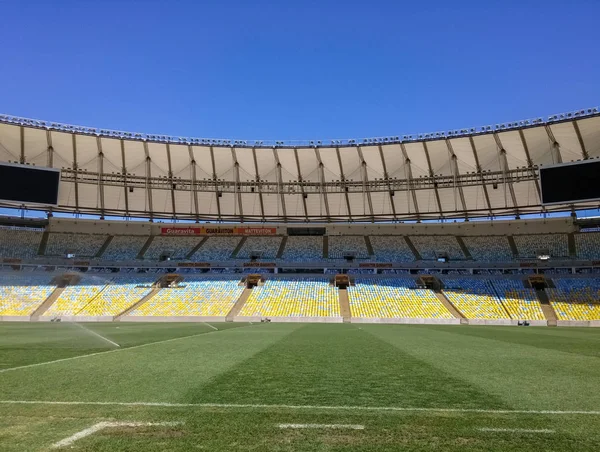 Maracana Stadyumu futbol sahası, yeşil çim üzerinden bir bakış. Tribünde ve modern tavan görkemli yapısı.