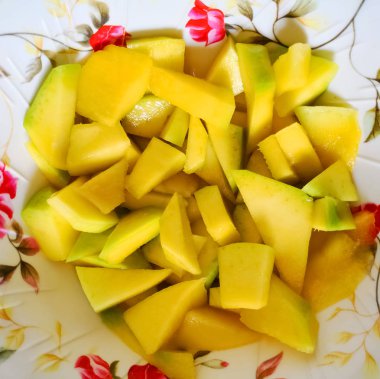 Doğranmış mango bir plaka üzerinde. Lezzetli tropikal meyve