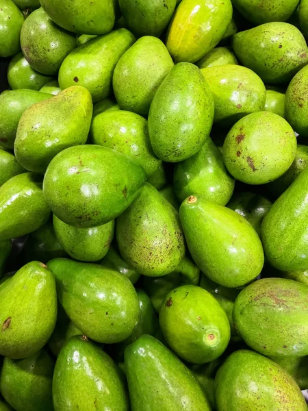 Tas Avocats Verts Juteux Lumineux Regroupés Sur Étagère Supermarché Variété — Photo