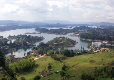Sakin göllerin, yeşil dağlar, yemyeşil ormanlar, yatay ve bazı yaz veya turist evleri. Guatape, Antioquia, Colombia Barajı.