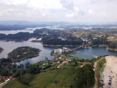 Kolombiya, Guatape gölleri Turizm. Manzaralı göller, Adaları, dağlar ve tatil.