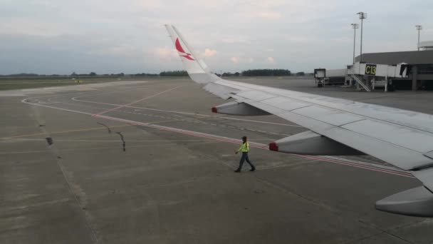 Letadlo Společnosti Kolumbijská Avianca Pomalu Letiště Řídíce Provozovatel Letiště Před — Stock video