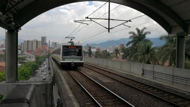 Medellin Metro Trem Colômbia Chegando Uma Das Estações Transporte Público — Vídeo de Stock