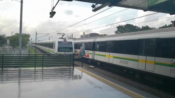 Zwei Züge Der Metro Medellin Kolumbien Der Eine Kommt Bahnhof — Stockvideo