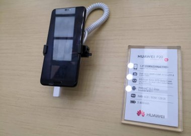 Medellin, Kolombiya - 10.05.2018: Huawei P20 bu Çin markasının bir deneyim mağazasında ortaya çıktı. En son model akıllı telefon.
