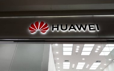 Medellin, Kolombiya - 10.05.2018: Huawei mağazasının tabelası, Çinli teknoloji şirketi