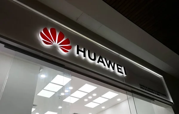 Medellin Kolumbien 2018 Schild Eines Huawei Stores lizenzfreie Stockfotos