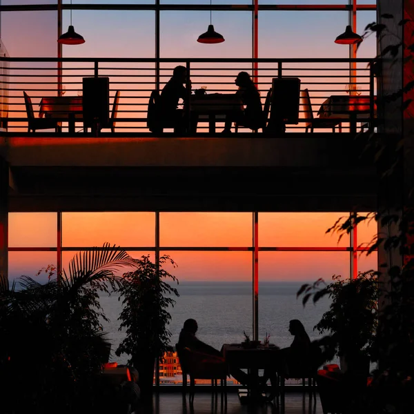 Люди Говорять Барвистому Заході Сонця Ресторані Силует Людей — стокове фото