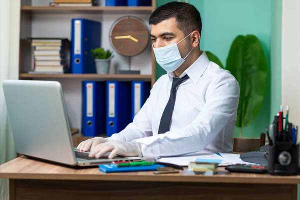 Jovem Homem Negócios Trabalhando Laptop Com Máscara Protetora Médica Luvas — Fotografia de Stock