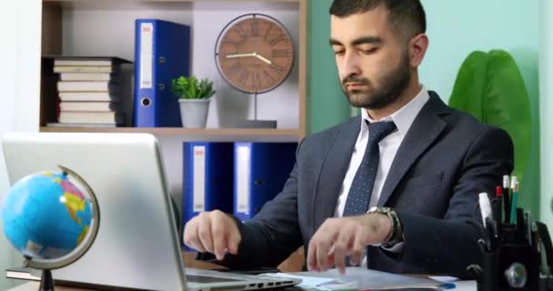 Joven Hombre Negocios Con Una Máscara Médica Una Mesa Oficina — Vídeo de stock