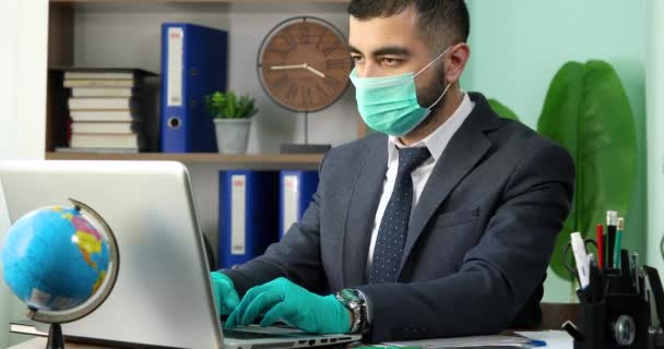 Jonge Zakenman Werkt Laptop Met Medisch Beschermend Masker Handschoenen — Stockvideo