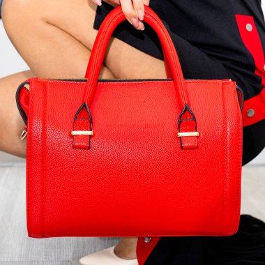 Tabakta ekmek kırıntılarıyla çorba içiyorum.