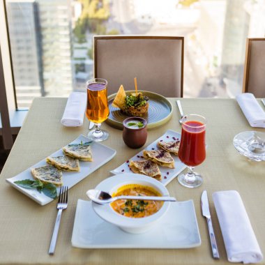 Tabakta ekmek kırıntılarıyla çorba içiyorum.