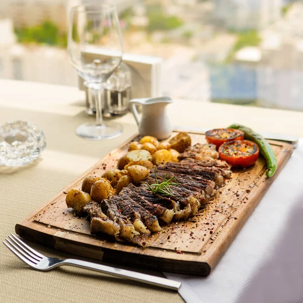 Steak Savoureux Pomme Terre Légumes Sur Plaque Bois — Photo