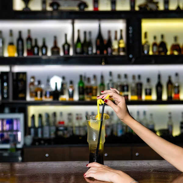 Mujer Sosteniendo Cóctel Fruta Limón Bar — Foto de Stock