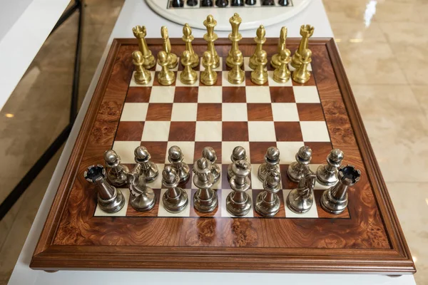 schach stück schwarz auf dem schachbrett weißen - Stockfoto