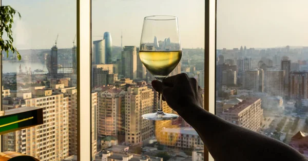 Mujer Sosteniendo Copa Vino Blanco Con Vista Ciudad — Foto de Stock