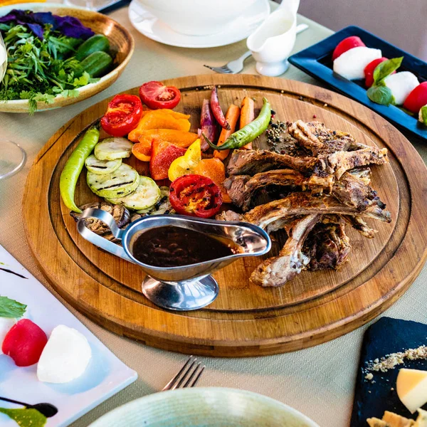 Agneau Mouton Viande Mouton Kebab Légumes Dans Assiette Bois — Photo