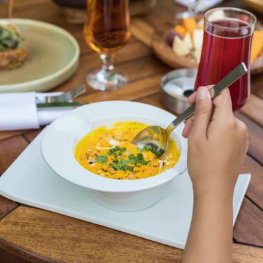 Tabakta ekmek kırıntılarıyla çorba içiyorum.