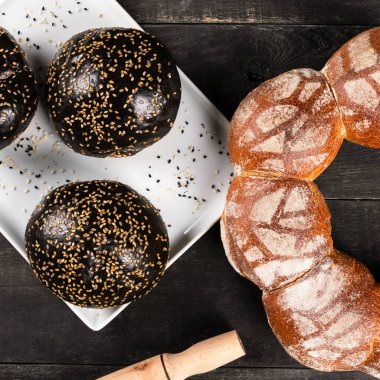 Taze koyu, siyah beyaz hamburger ekmeği, yakın çekim.