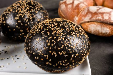 Taze, siyah hamburger ekmeği. Yaklaş.