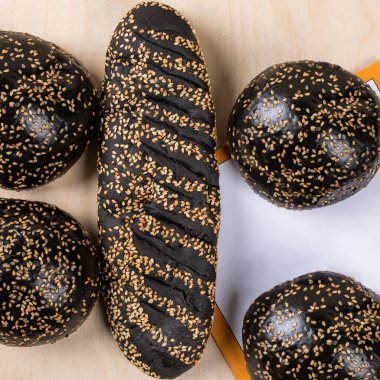 Taze siyah hamburger ve baton ekmeği manzaralı.